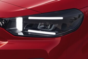 新世代シトロエンに共通する意匠の3セグメントLEDライト