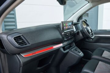 インテリアもレッドの指し色が印象的なVTR専用となります