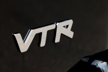 リアに配置されるVTRロゴ