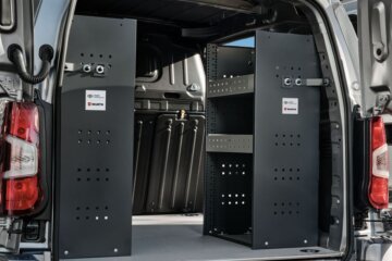 Premium Racking Packageに組み合わされる専用設計のラック