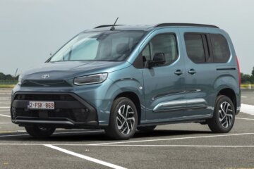 乗用MPV仕様はプロエースシティ・ヴァーソとして展開されます
